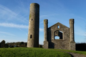taghadoe-round-tower-and-ab